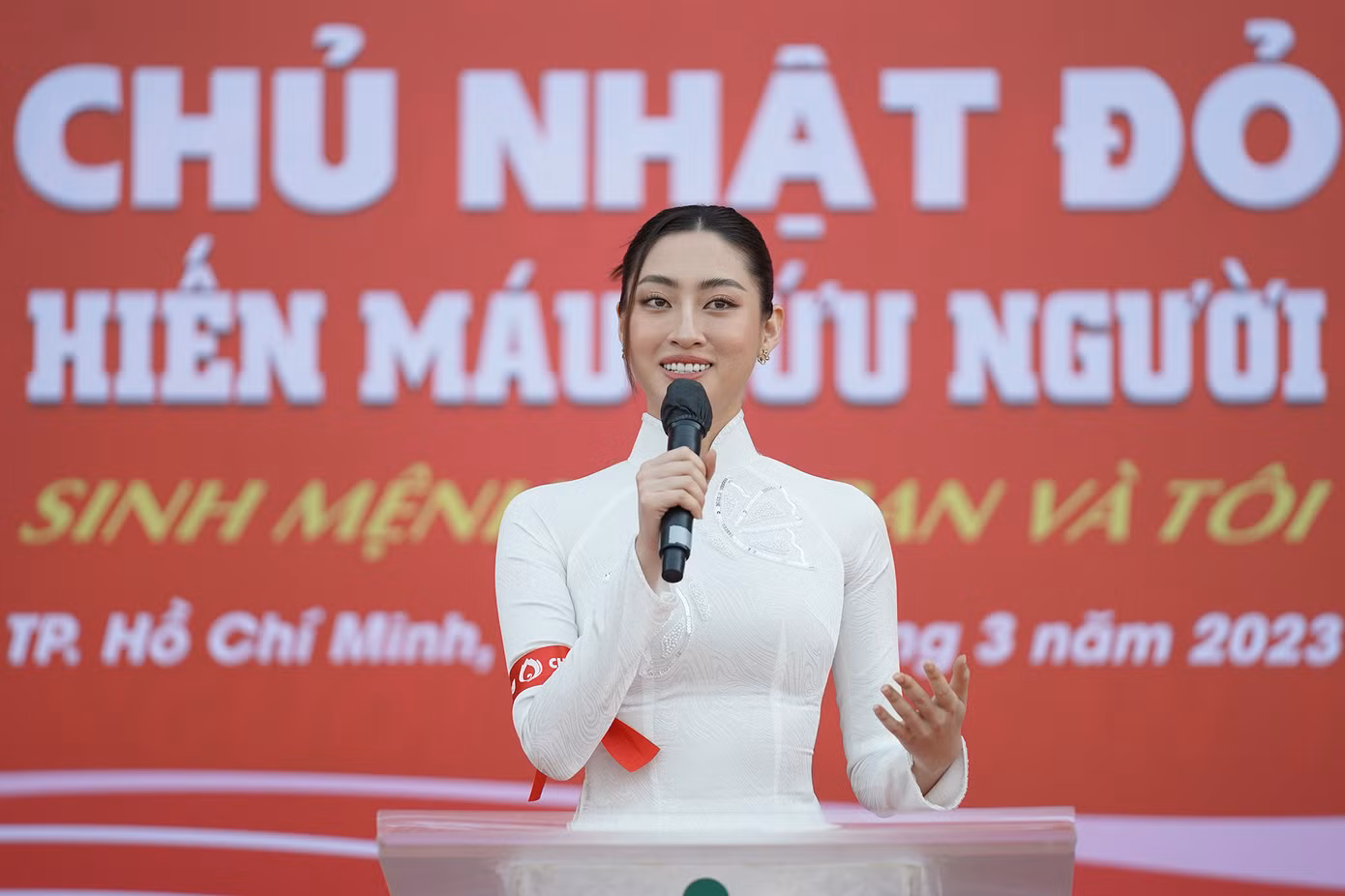 Hoa hậu Lương Thùy Linh tham dự Chủ nhật Đỏ. Ảnh: Phạm Nguyễn