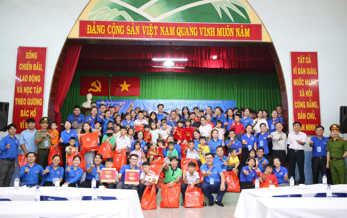 Các cán bộ Đoàn tiêu biểu khắp cả nước chụp ảnh kỷ niệm cùng các em nhỏ. Ảnh: Ngô Tùng Các cán bộ Đoàn tiêu biểu khắp cả nước chụp ảnh kỷ niệm cùng các em nhỏ. Ảnh: Ngô Tùng