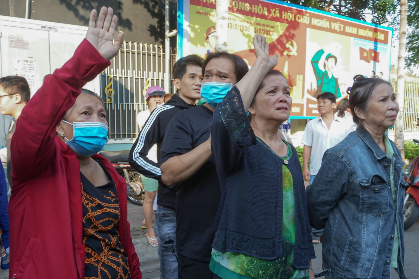 Giây phút quyến luyến, xúc động của các mẹ, các chị khi tiễn con em mình lên đường nhập ngũ.