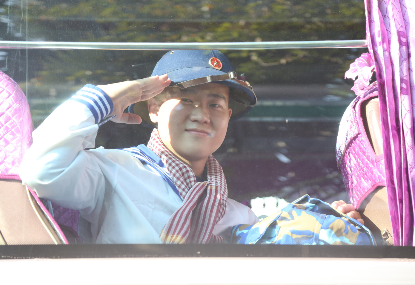 Chàng thanh niên lên đường về đơn vị huấn luyện.