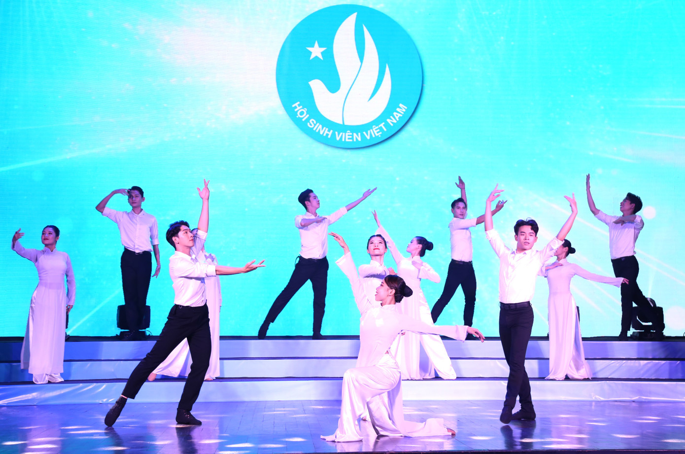 "Hành trình Bài ca sinh viên" là hành trình của lý tưởng và khát vọng, được thôi thúc bằng lòng yêu nước, ý chí quật cường cùng tinh thần “Khi Tổ quốc cần chúng con luôn có mặt”. Hành trình đó đã bắt đầu cách đây 73 năm, và Hội Sinh viên Việt Nam - một tổ chức của sinh viên - đã trải qua 10 kỳ đại hội, với nhiệm vụ gắn chặt với sứ mệnh của đất nước ở mỗi thời kỳ. "Hành trình Bài ca sinh viên" là hành trình của lý tưởng và khát vọng, được thôi thúc bằng lòng yêu nước, ý chí quật cường cùng tinh thần “Khi Tổ quốc cần chúng con luôn có mặt”. Hành trình đó đã bắt đầu cách đây 73 năm, và Hội Sinh viên Việt Nam - một tổ chức của sinh viên - đã trải qua 10 kỳ đại hội, với nhiệm vụ gắn chặt với sứ mệnh của đất nước ở mỗi thời kỳ.