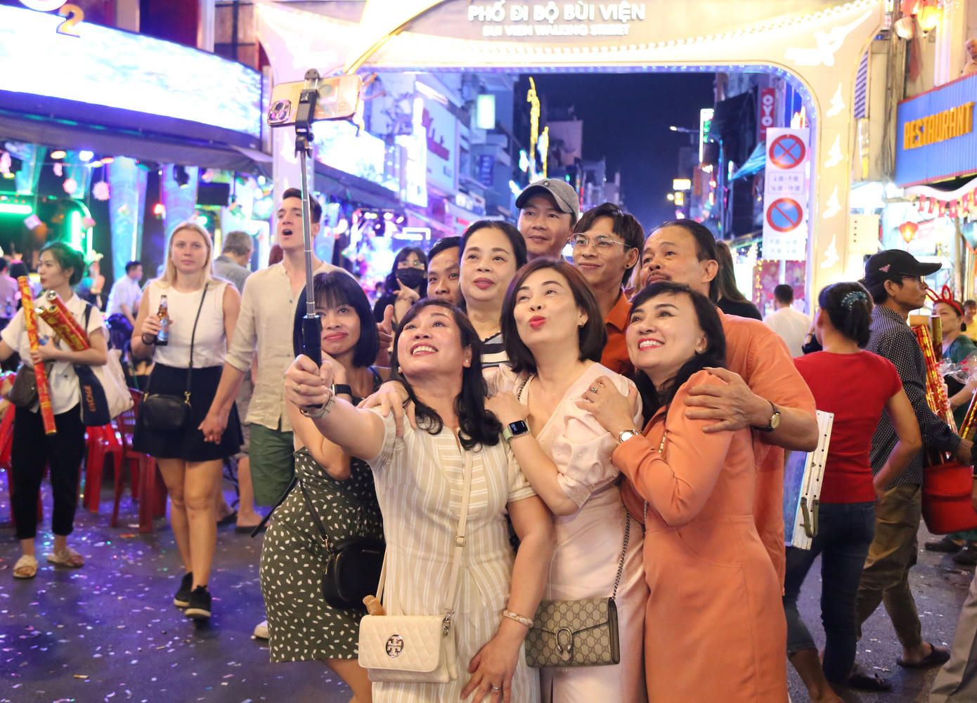 Cả nhà cùng ghi lại kỷ niệm tại Phố đi bộ Bùi Viện.