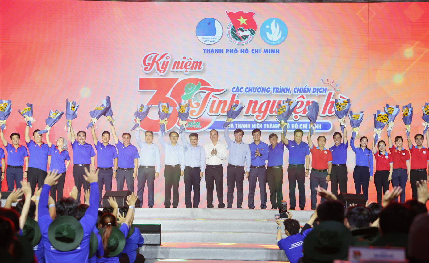 Bí thư thứ nhất T.Ư Đoàn Bùi Quang Huy và Phó Bí thư Thành uỷ TPHCM Nguyễn Hồ Hải trao hoa cám ơn Chỉ huy trưởng, Trưởng BTC các chương trình, chiến dịch tình nguyện hè các thời kỳ.