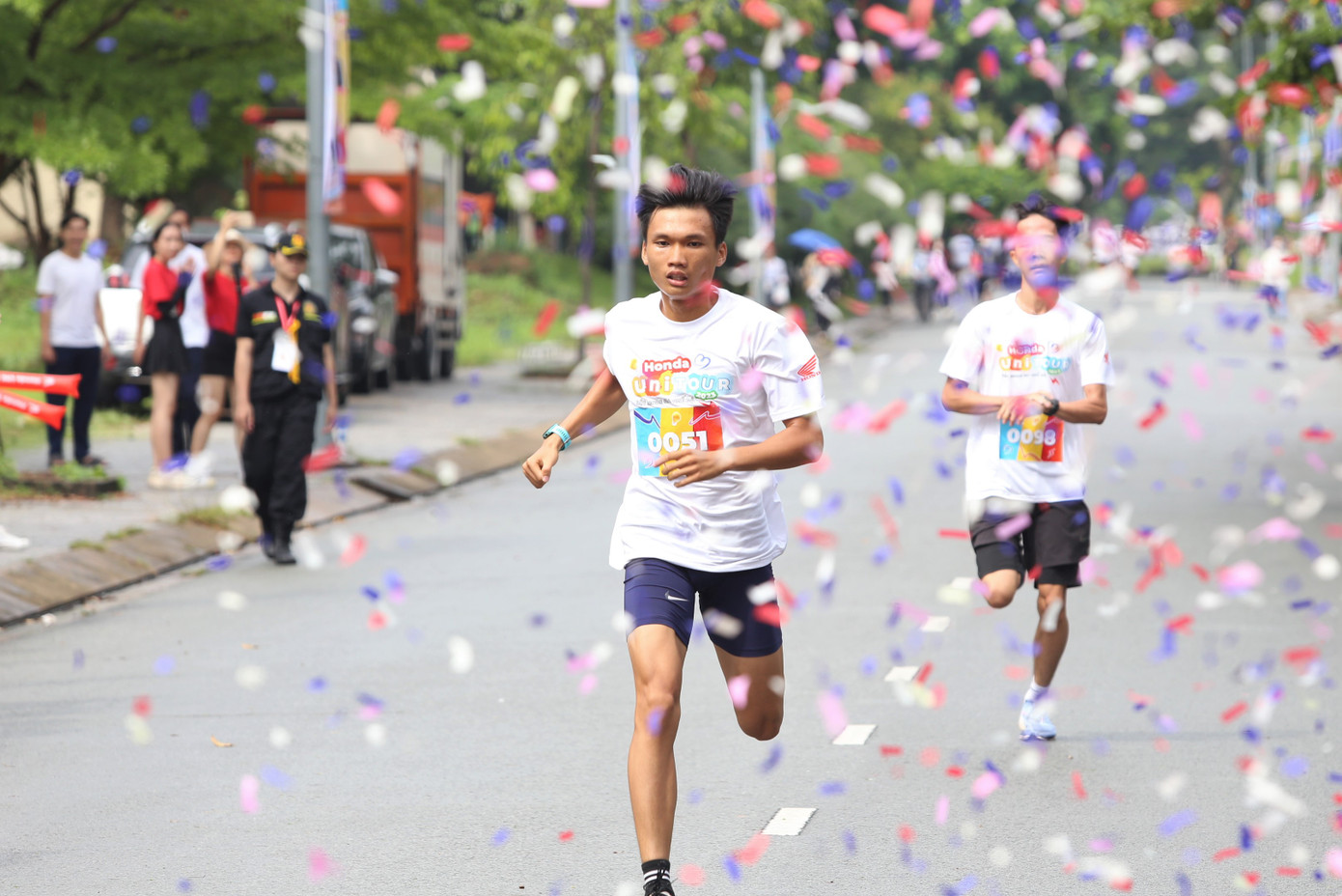 Ngay sau đó, các chàng trai cũng bước vào đường đua với tinh thần thi đấu sôi nổi, quyết tâm cao.