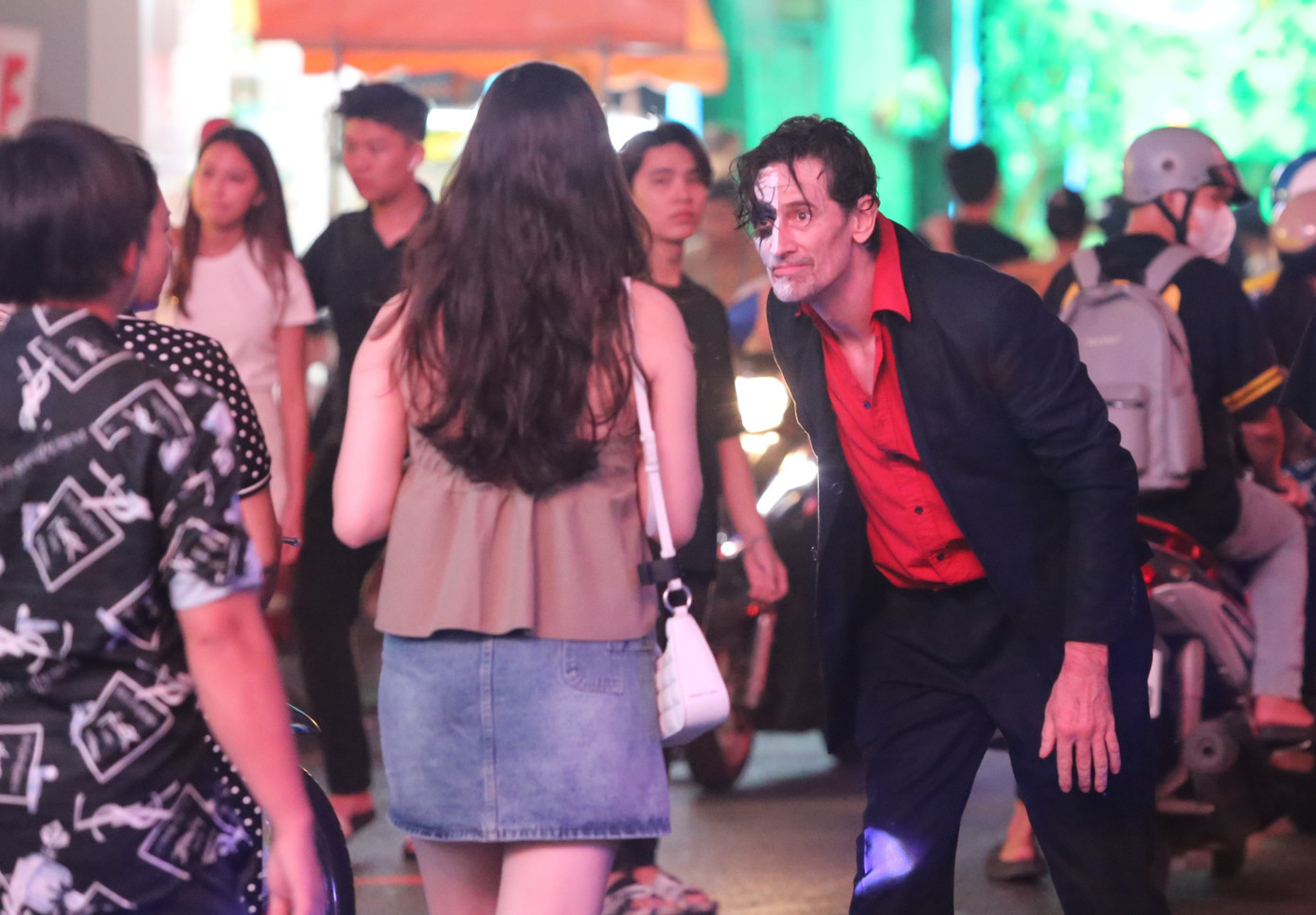 Một người ngoại quốc trong hình dạng giống các nhân vật zombie đổ ra đường "nhát ma" những người đi chơi. Hầu hết mọi người vui vẻ, thích thú đón nhận tình huống này.