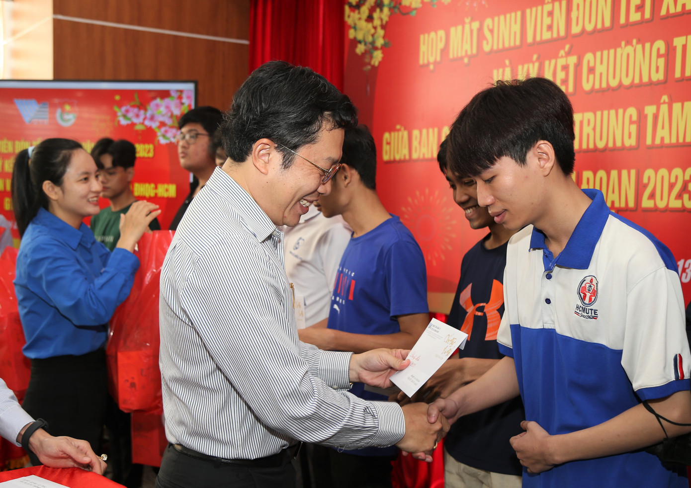 Sinh viên không về quê đón Tết được Trung tâm quản lý Ký túc xá Đại học Quốc gia TPHCM lì xì, tặng quà sớm để các bạn vui Tết vui hơn.