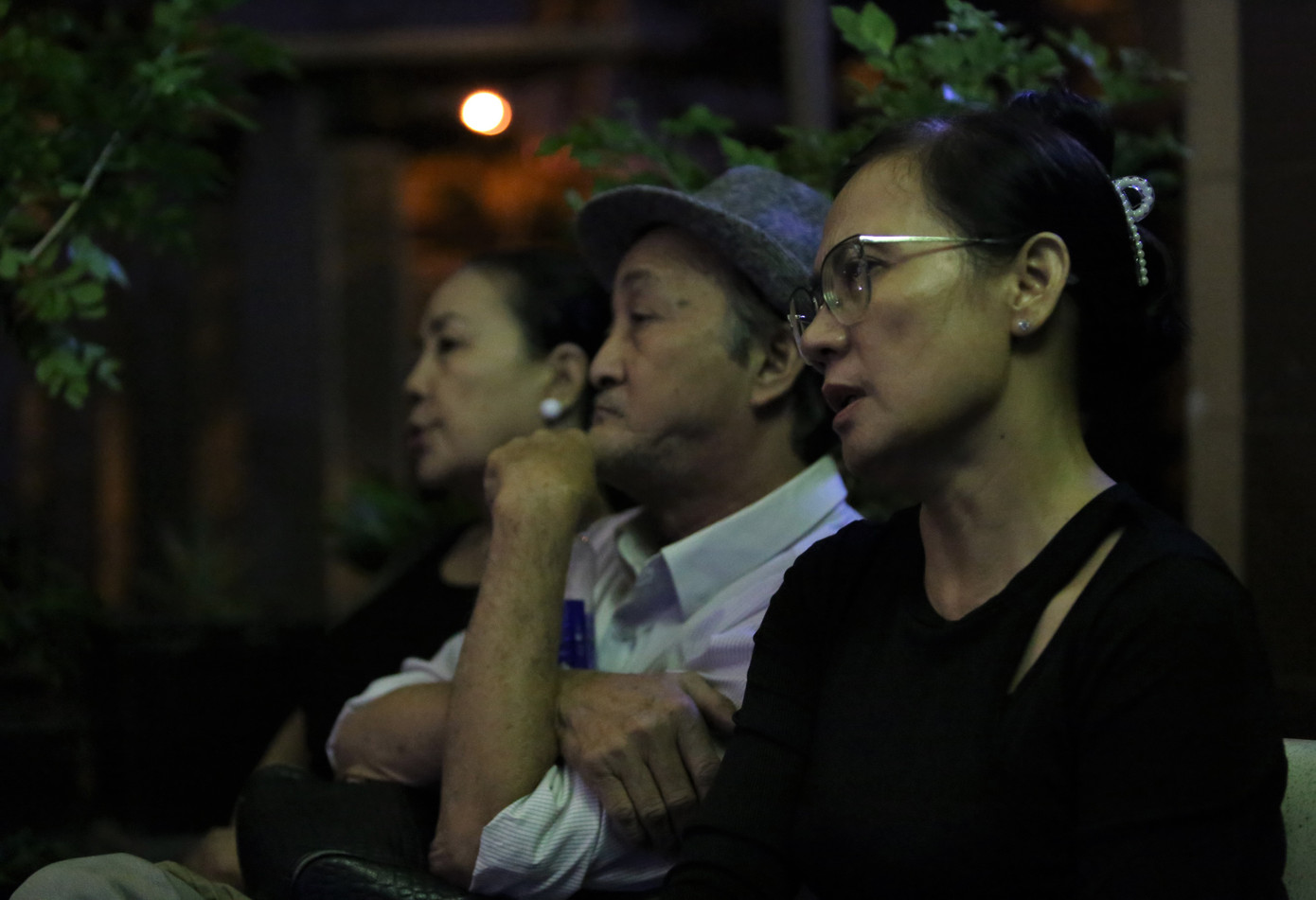 Như một lời hẹn với lòng, chị Tường Vy (bìa phải, ngụ quận Tân Bình) đến từ sớm và lặng lẽ dõi theo từng phần trình bày của mọi người. Đều đặn đến bên mộ trong nhiều đêm nhạc tưởng nhớ Trịnh những năm qua, khi còn ở quê nhà Quảng Ngãi, chị Tường Vy cùng nhóm bạn từng tổ chức một đêm nhạc nhân 10 năm ngày mất Trịnh Công Sơn.