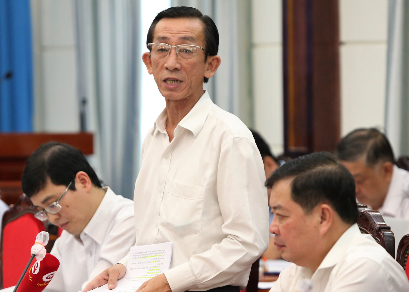 Ông Trần Hoàng Ngân trao đổi tại buổi làm việc. Ông Trần Hoàng Ngân trao đổi tại buổi làm việc.