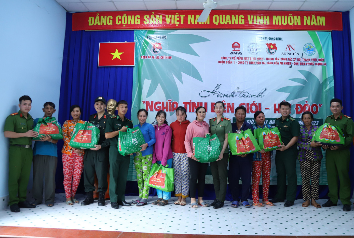 Cán bộ chiến sĩ Công an TPHCM trao quà Tết đến bà con đất đảo.