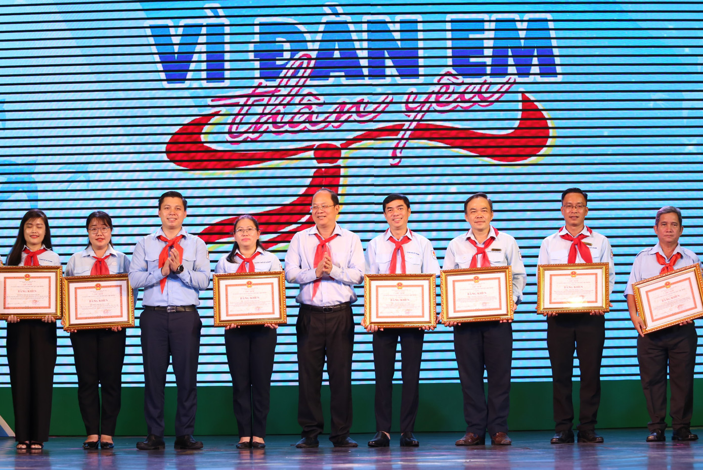 Phó Bí thư Thành uỷ TPHCM Nguyễn Hồ Hải và Phó trưởng ban Công tác thiếu nhi T.Ư Đoàn Vũ Gia Dân trao bằng khen cho các cá nhân, đơn vị đóng góp tích cực cho công tác Đội và phong trào thiếu nhi thành phố. Phó Bí thư Thành uỷ TPHCM Nguyễn Hồ Hải và Phó trưởng ban Công tác thiếu nhi T.Ư Đoàn Vũ Gia Dân trao bằng khen cho các cá nhân, đơn vị đóng góp tích cực cho công tác Đội và phong trào thiếu nhi thành phố.