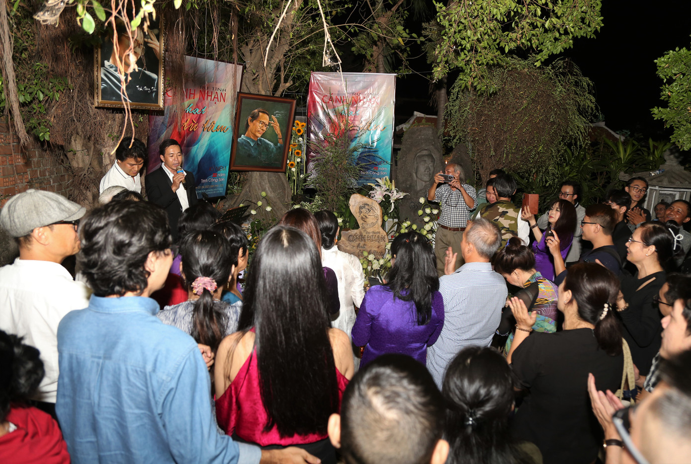 Khi đêm nhạc đã đi được một nửa chương trình, Ban tổ chức rót rượu và mời mọi người cùng nhâm nhi trong vòng tròn âm nhạc nồng ấm, thân tình.