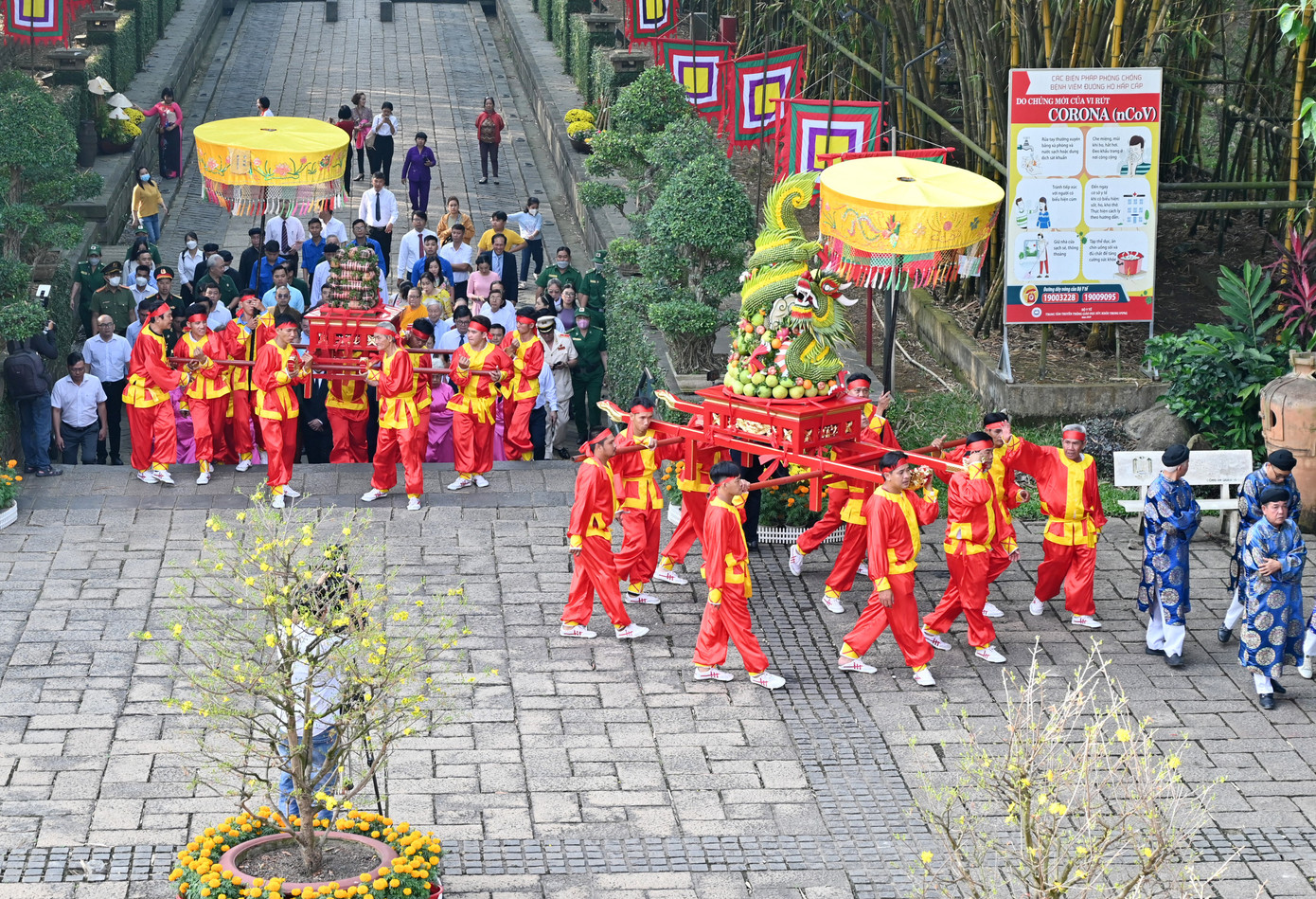 Nghi lễ nghinh rước bánh tét cùng các lễ vật dâng cúng Quốc tổ Hùng Vương. Ảnh: Quốc Thanh.