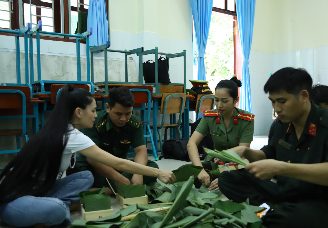 Trong chuỗi hoạt động, các cán bộ chiến sĩ công an, bộ đội biên phòng cùng gói bánh chưng với người dân đất đảo.