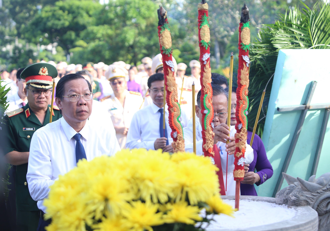 Chủ tịch UBND TPHCM Phan Văn Mãi cùng lãnh đạo các ban ngành, địa phương của thành phố tưởng nhớ các Anh hùng liệt sĩ.