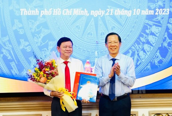 Chủ tịch UBND TPHCM Phan Văn Mãi trao quyết định cho ông Nguyễn Tăng Minh. Ảnh: Thành ủy TPHCM Chủ tịch UBND TPHCM Phan Văn Mãi trao quyết định cho ông Nguyễn Tăng Minh. Ảnh: Thành ủy TPHCM