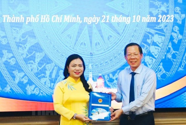 Chủ tịch UBND TPHCM Phan Văn Mãi trao quyết định cho bà Vũ Thị Huỳnh Mai. Ảnh: Thành ủy TPHCM Chủ tịch UBND TPHCM Phan Văn Mãi trao quyết định cho bà Vũ Thị Huỳnh Mai. Ảnh: Thành ủy TPHCM