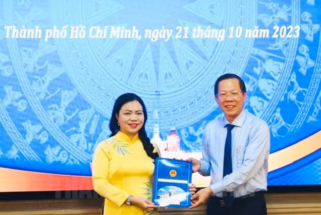 Chủ tịch UBND TPHCM Phan Văn Mãi trao quyết định cho bà Vũ Thị Huỳnh Mai. Ảnh: Thành ủy TPHCM