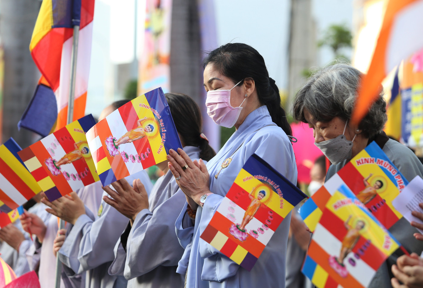 Bà con phật tử thành kính tưởng nhớ Đức Phật Thích Ca Mâu Ni, Bồ Tát Thích Quảng Đức cùng chư thánh tử đạo.