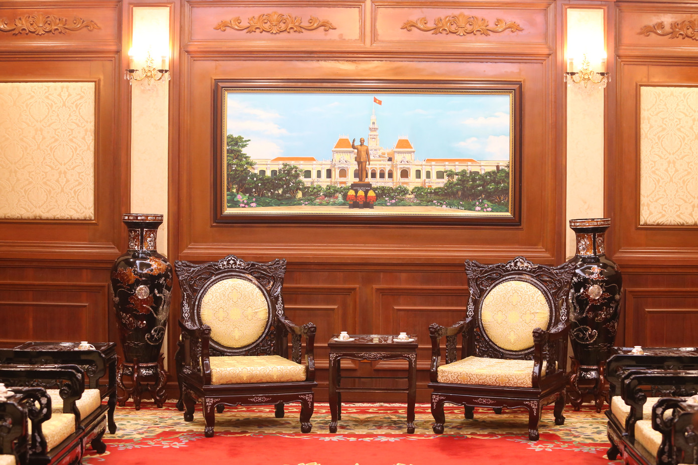 Những vị khách trong đoàn có dịp 'mục sở thị' những vật dụng, nội thất đặc biệt trong các khu vực được phép tham quan. Những vị khách trong đoàn có dịp 'mục sở thị' những vật dụng, nội thất đặc biệt trong các khu vực được phép tham quan.