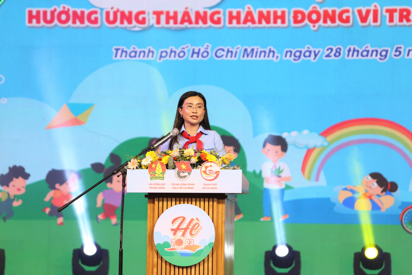 Chị Nguyễn Phạm Duy Trang phát biểu khai mạc các hoạt động hè, hưởng ứng Tháng hành động vì trẻ em năm 2023. Ảnh: Ngô Tùng