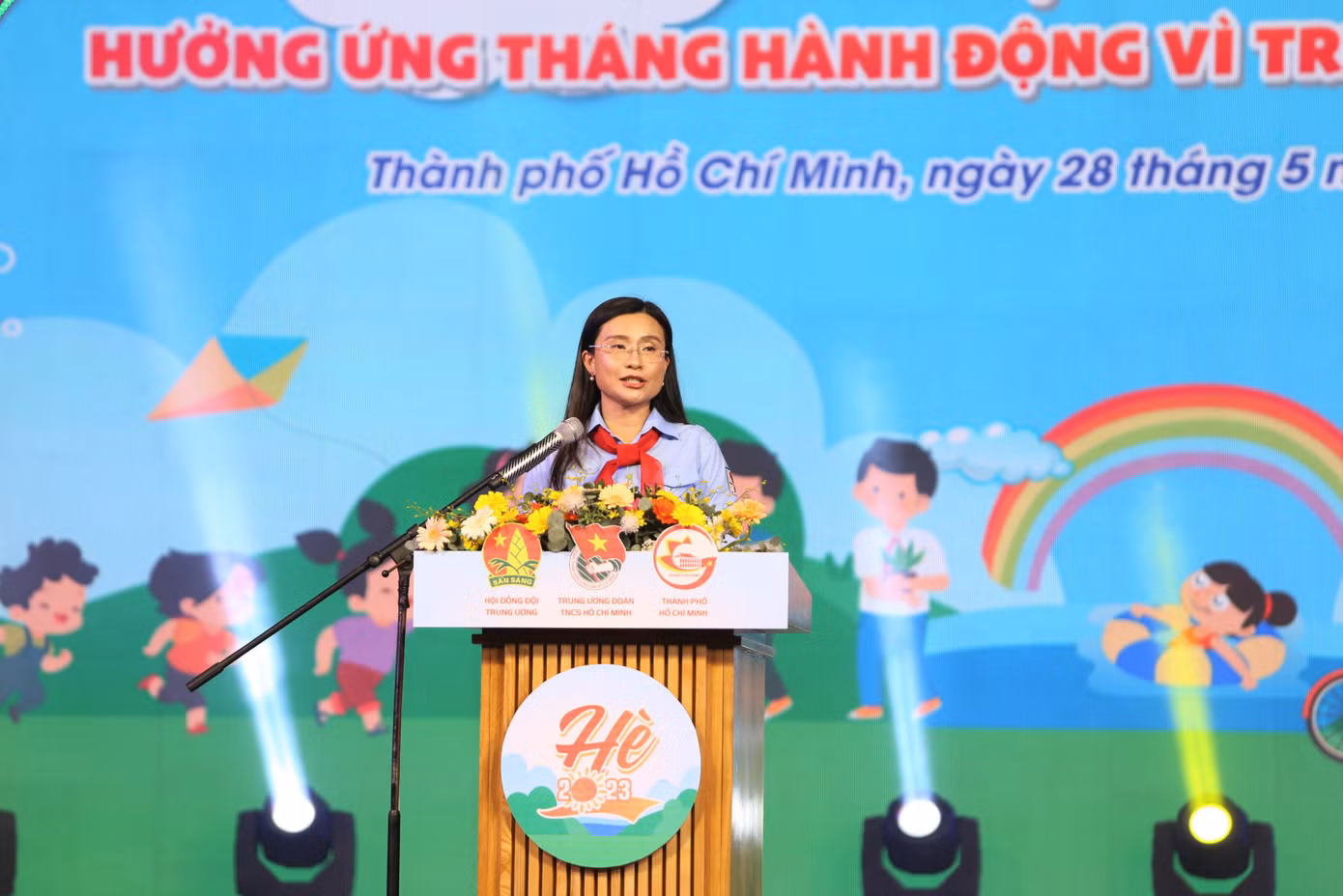 Chị Nguyễn Phạm Duy Trang phát biểu khai mạc các hoạt động hè, hưởng ứng Tháng hành động vì trẻ em năm 2023. Ảnh: Ngô Tùng