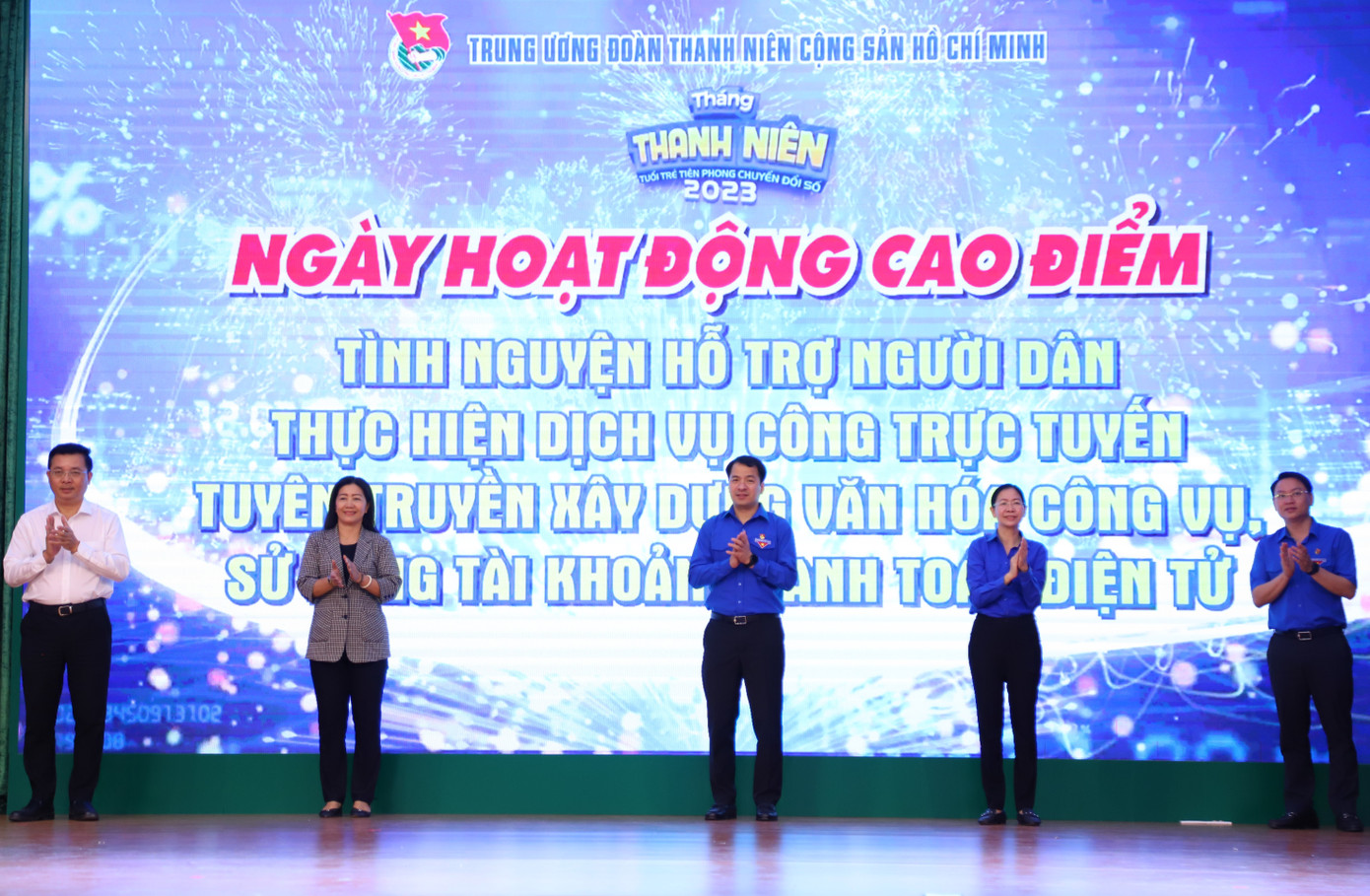 Lãnh đạo T.Ư Đoàn, Thành Đoàn TPHCM và huyện Bình Chánh thực hiện nghi thức khởi động ngày hoạt động cao điểm.