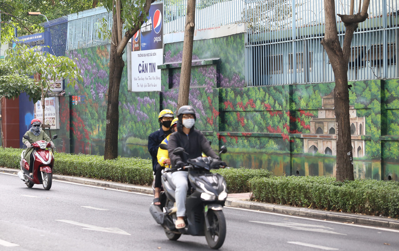 Sau khi lực lượng công an cùng người dân bóc gỡ sạch sẽ, các đơn vị đã hợp sức sơn vẽ các bức tranh phong cảnh để tạo không gian sắc màu, sinh động cho đô thị, tạo điểm nhấn cho phố phường và lan toả những cảm xúc tích cực trong xã hội. Ảnh: Ngô Tùng Sau khi lực lượng công an cùng người dân bóc gỡ sạch sẽ, các đơn vị đã hợp sức sơn vẽ các bức tranh phong cảnh để tạo không gian sắc màu, sinh động cho đô thị, tạo điểm nhấn cho phố phường và lan toả những cảm xúc tích cực trong xã hội. Ảnh: Ngô Tùng