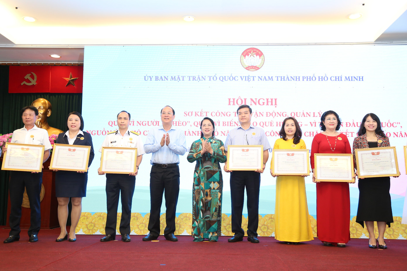 Phó Bí thư Thành ủy TPHCM Nguyễn Hồ Hải và Chủ tịch Ủy ban MTTQ Việt Nam TPHCM Trần Kim Yến trao bằng khen ghi nhận những đóng góp tích cực của các cá nhân, đơn vị trong thời gian qua. Ảnh: Ngô Tùng