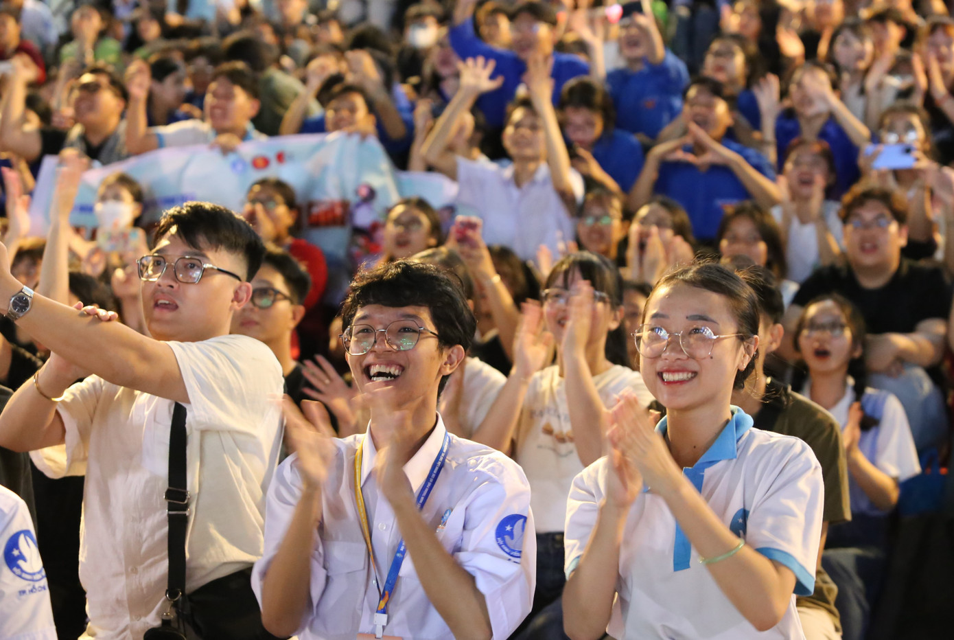 Đến chung vui và cổ vũ đêm hội là những đại biểu sinh viên dự đại hội và cả những học sinh sinh viên các trường trên địa bàn thành phố. Ảnh: Ngô Tùng