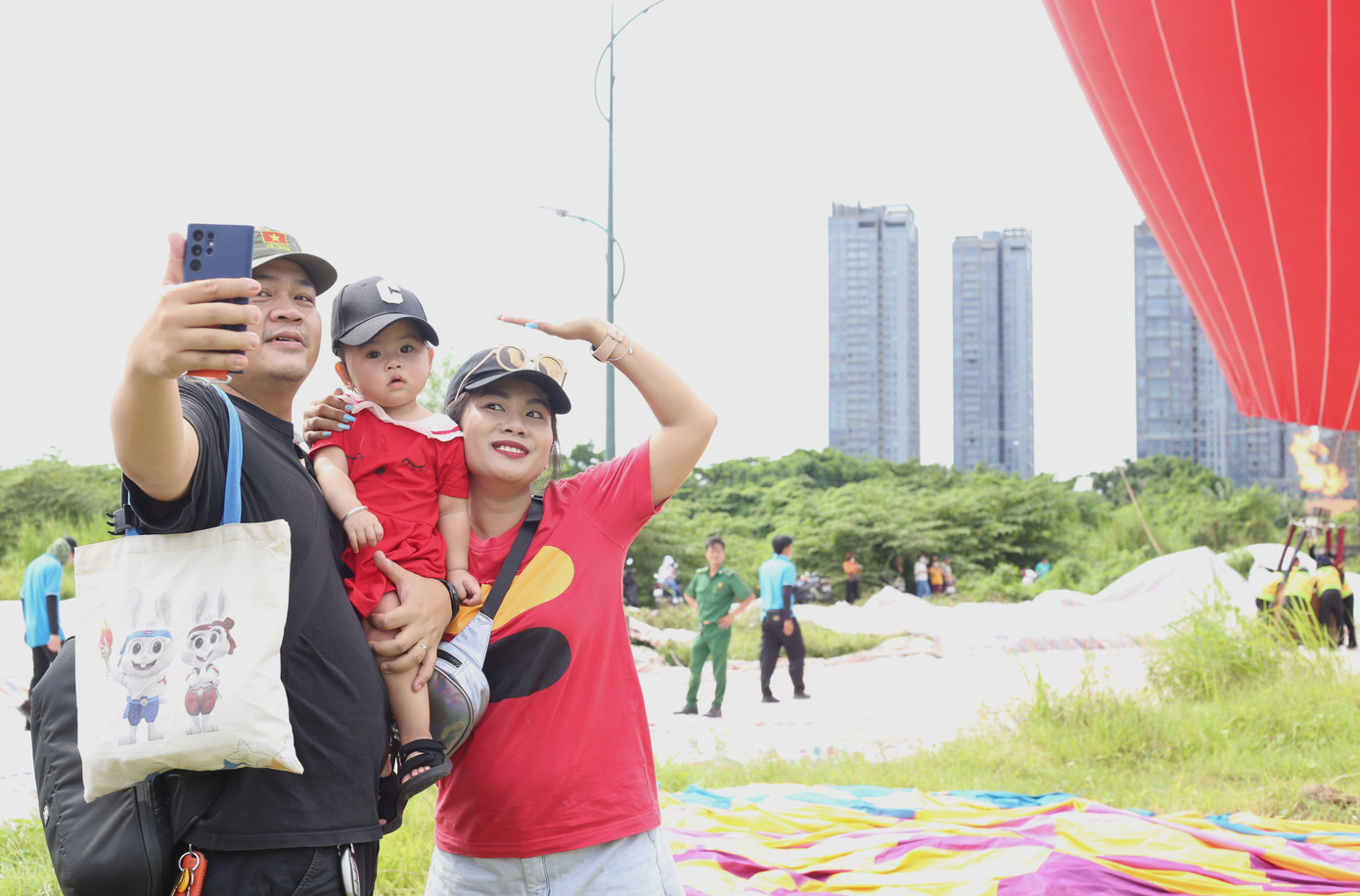 Gia đình trẻ vui mừng chào đón giây phút quả cầu đỏ rực tung bay. Gia đình trẻ vui mừng chào đón giây phút quả cầu đỏ rực tung bay.