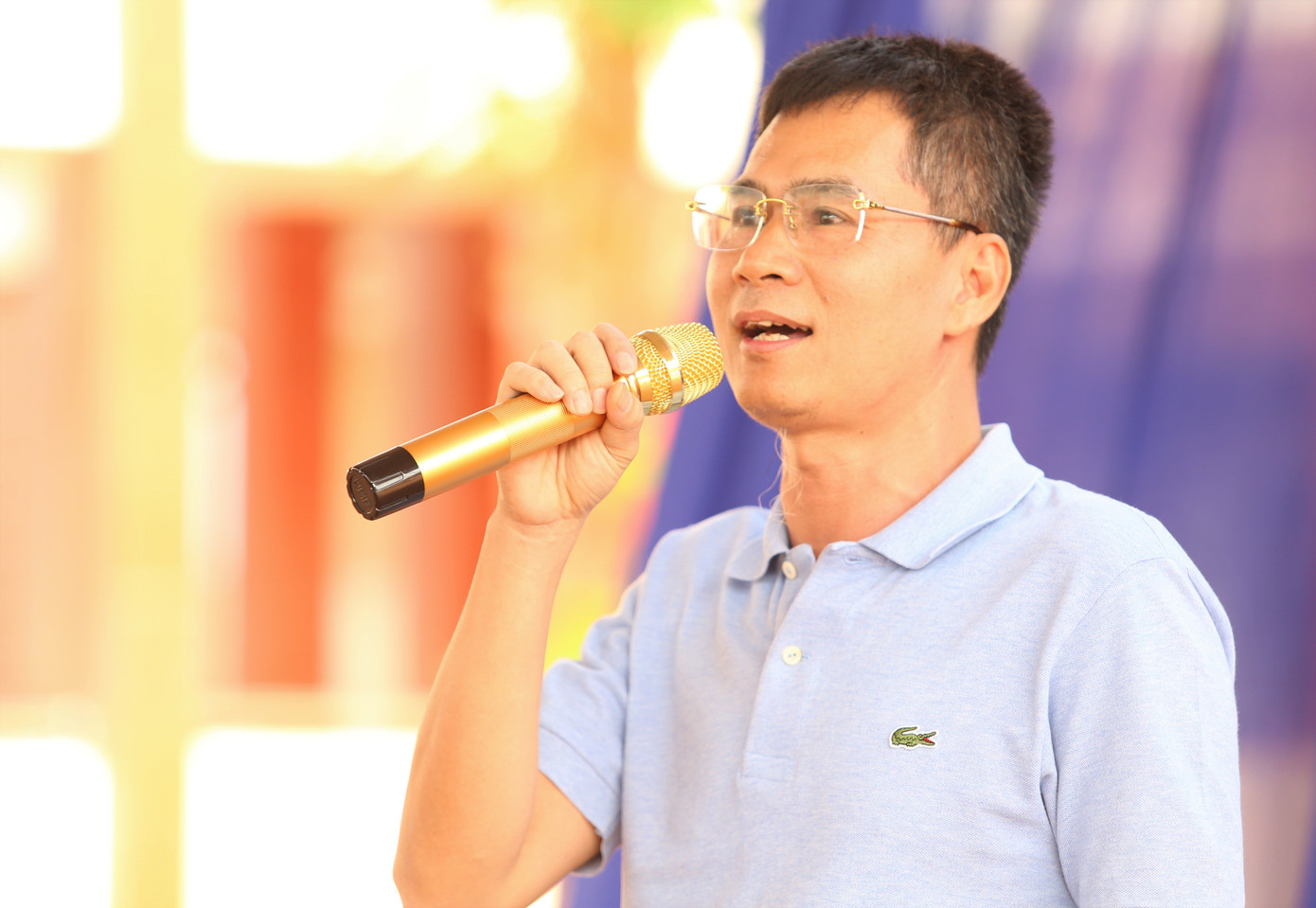 Nhà báo Lý Thành Tâm chia sẻ tại buổi trao học bổng cho các em học sinh Lộc Ninh.