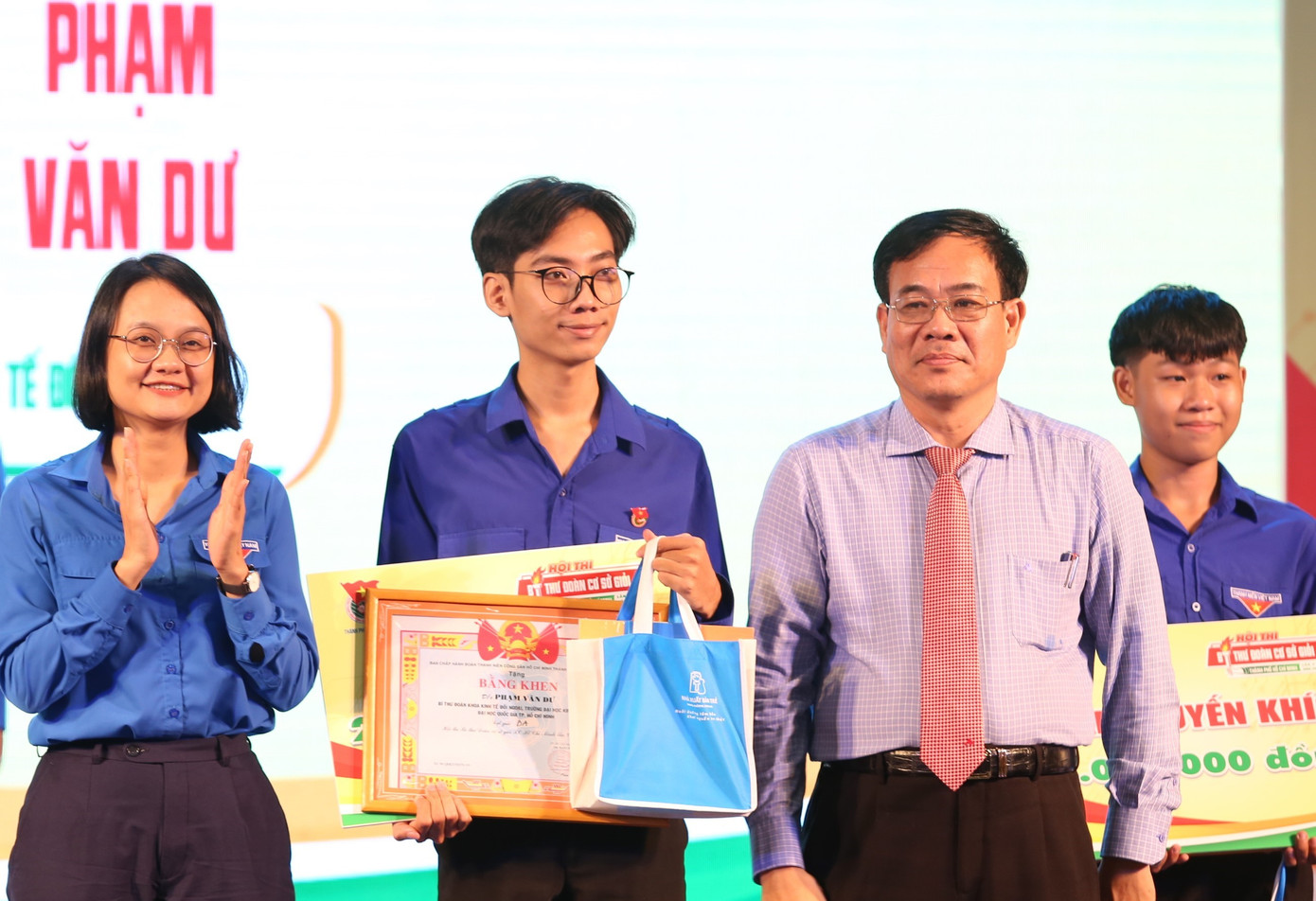 Anh Phạm Văn Dư nhận giải Ba chung cuộc. Anh Phạm Văn Dư nhận giải Ba chung cuộc.