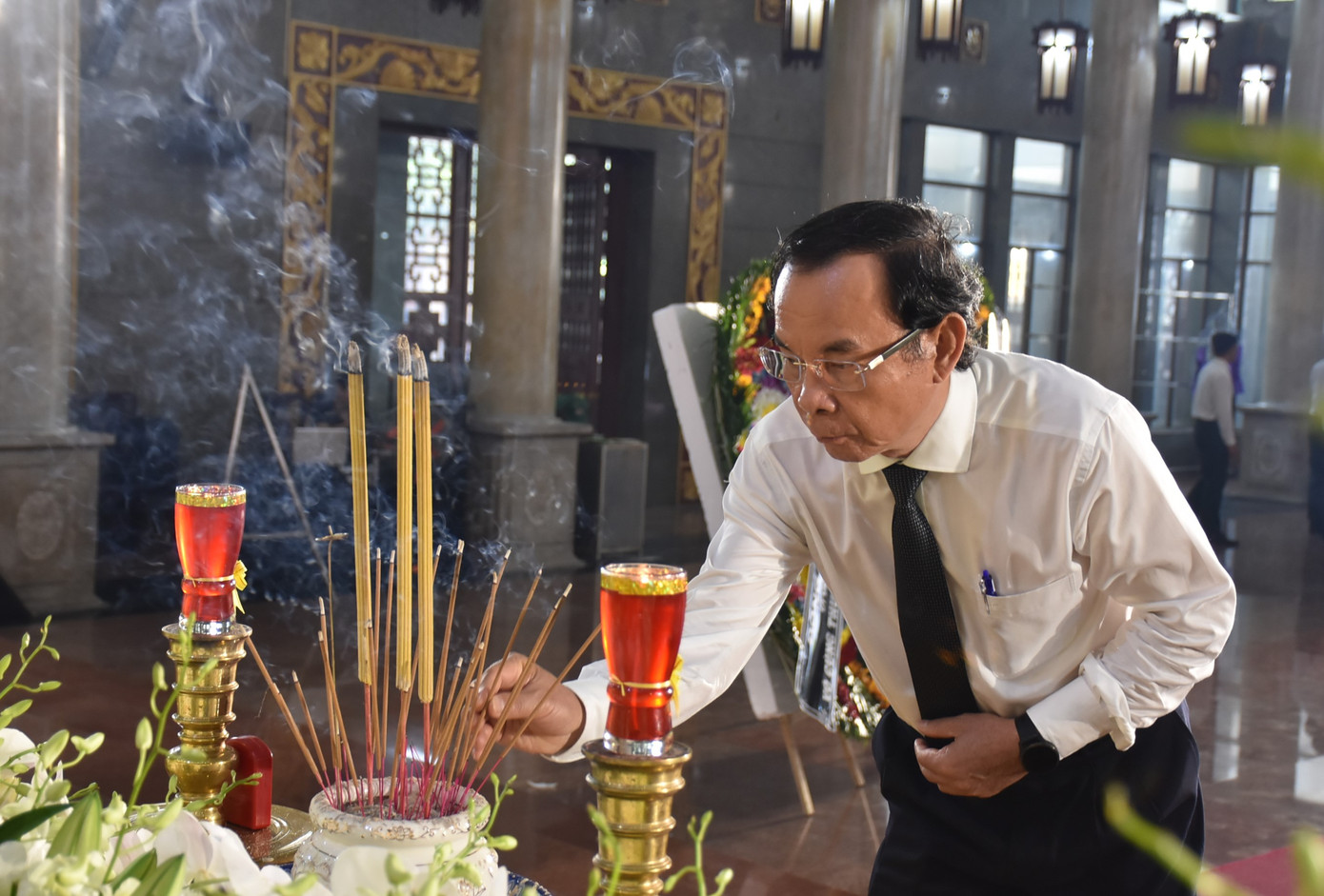 Bí thư Thành uỷ TPHCM Nguyễn Văn Nên thắp nén hương tưởng nhớ GS Trần Hồng Quân. Bí thư Thành uỷ TPHCM Nguyễn Văn Nên thắp nén hương tưởng nhớ GS Trần Hồng Quân.