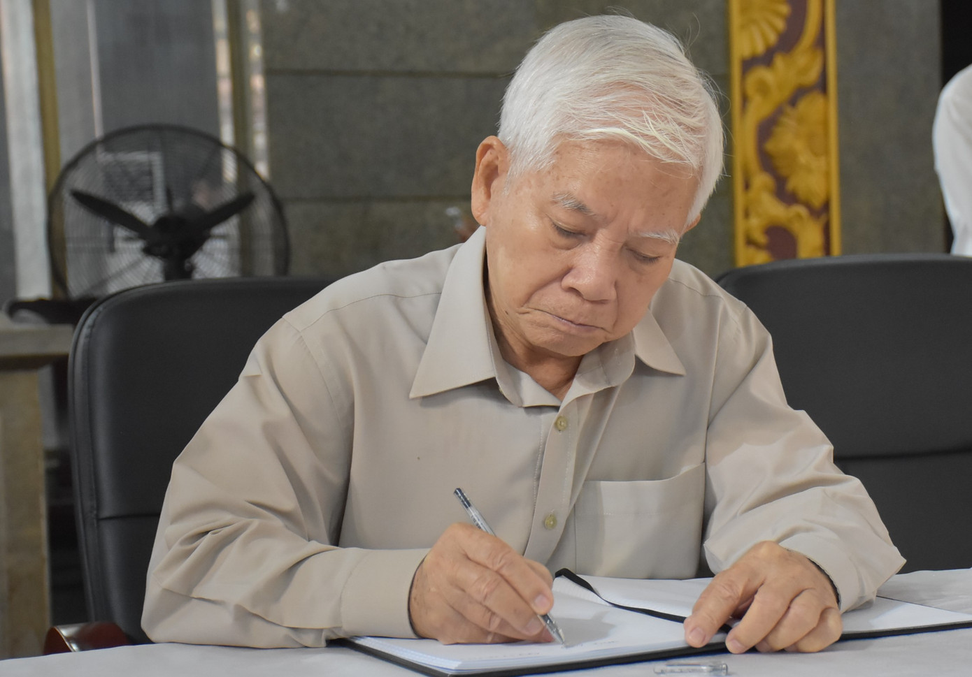 Nguyên Chủ tịch nước Nguyễn Minh Triết viết sổ tang. Nguyên Chủ tịch nước Nguyễn Minh Triết viết sổ tang.