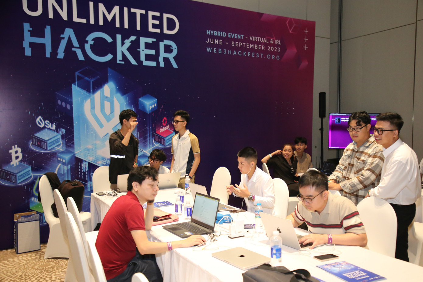 Bạn trẻ tham gia tranh tài tại cuộc thi Hackathon trong khuôn khổ hội nghị và triển lãm Near Apac.