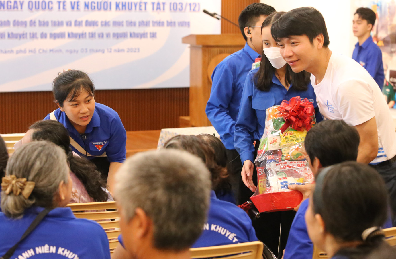 Ngay sau lễ khai mạc ngày hội, anh Nguyễn Ngọc Lương đã đến trao quà cho các thanh niên, người khuyết tật nhân ngày quốc tế về người khuyết tật (3/12). Ngay sau lễ khai mạc ngày hội, anh Nguyễn Ngọc Lương đã đến trao quà cho các thanh niên, người khuyết tật nhân ngày quốc tế về người khuyết tật (3/12).