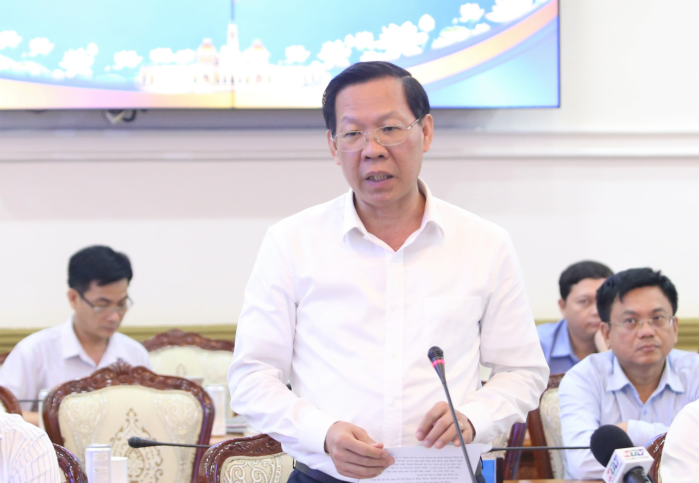 Chủ tịch UBND TPHCM Phan Văn Mãi trao đổi tại hội nghị. Ảnh: Ngô Tùng Chủ tịch UBND TPHCM Phan Văn Mãi trao đổi tại hội nghị. Ảnh: Ngô Tùng
