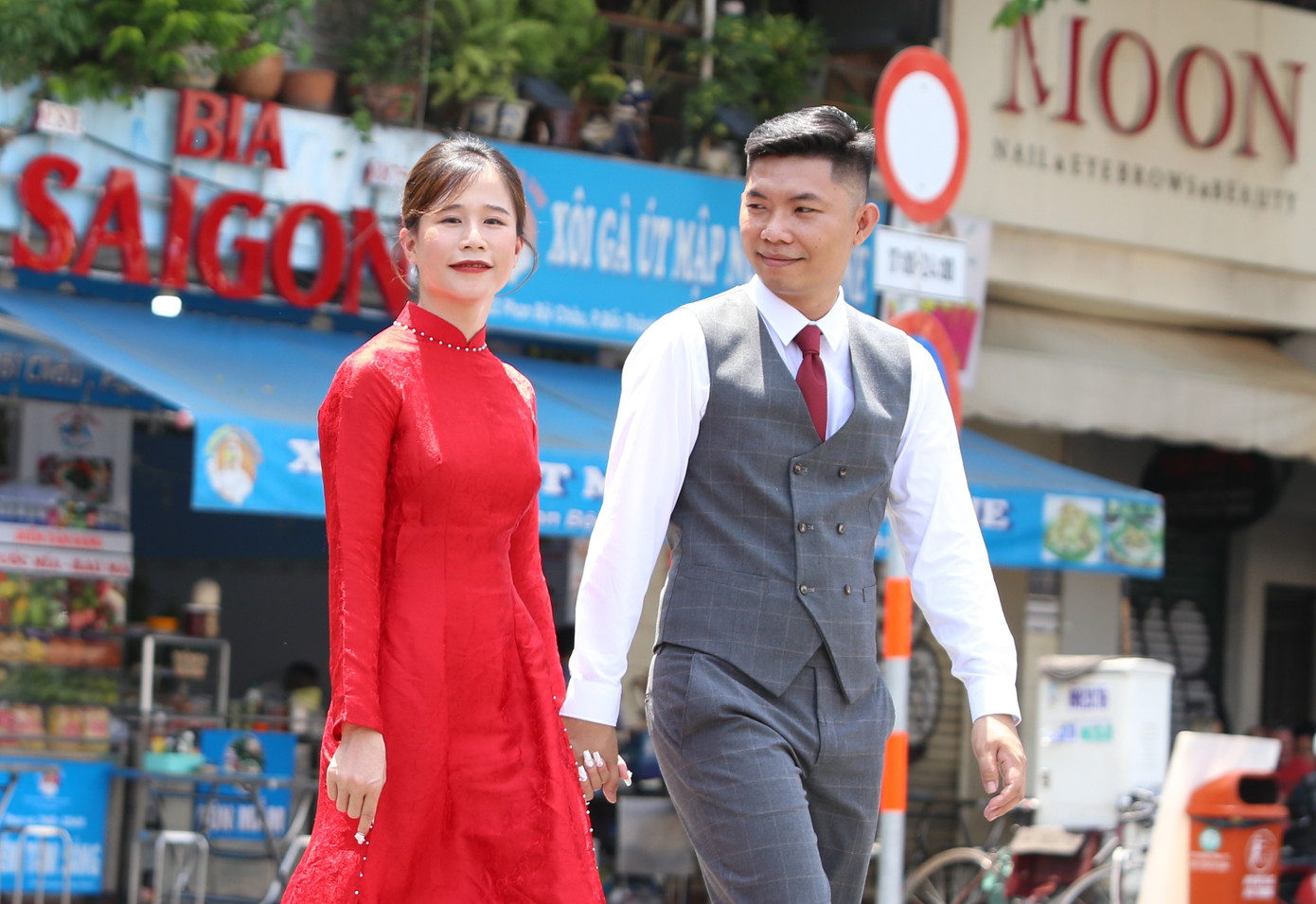 Đôi bạn trẻ tươi tắn trong nắng Sài Gòn đúng ngày lễ Quốc tế Lao động.