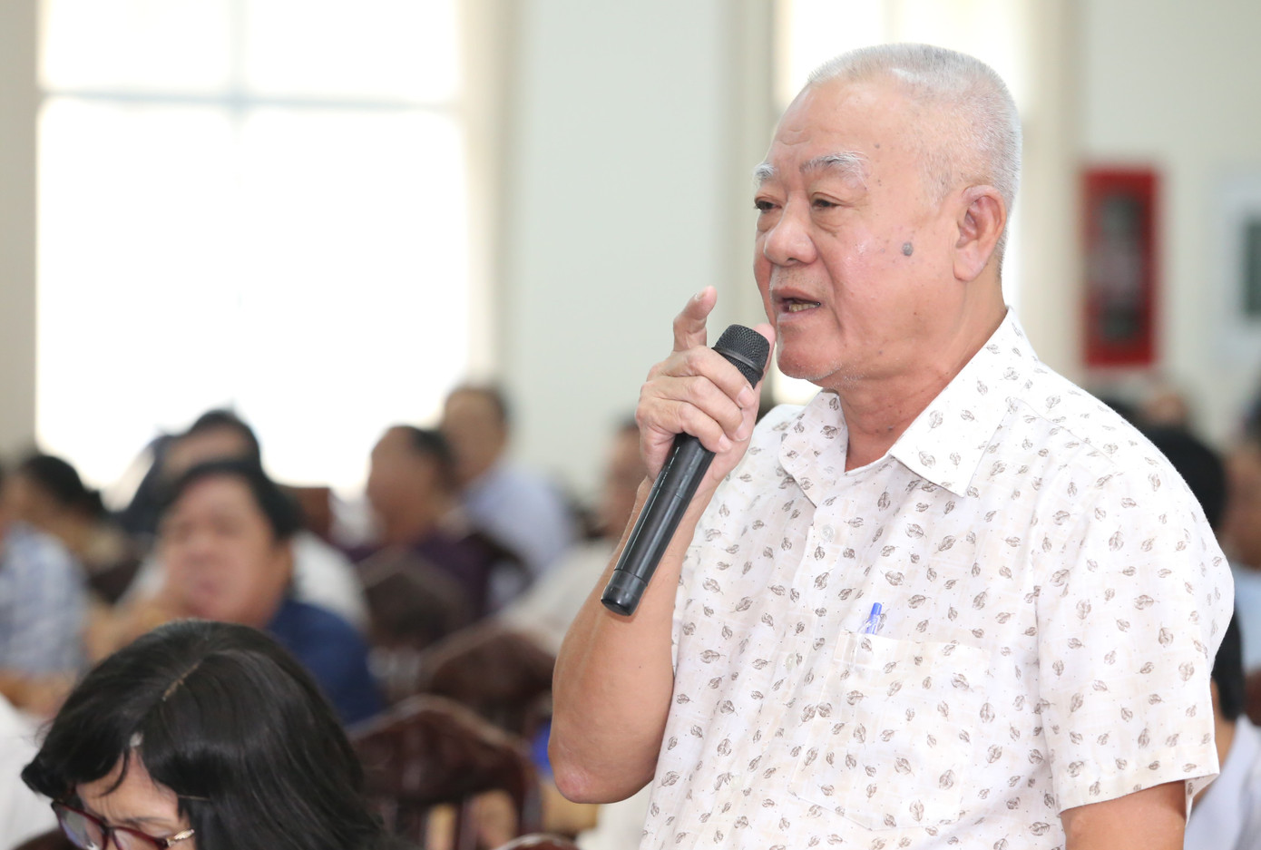 Cử tri Nguyễn Xuân Mừng nêu ý kiến tại buổi gặp gỡ tổ ĐBQH.