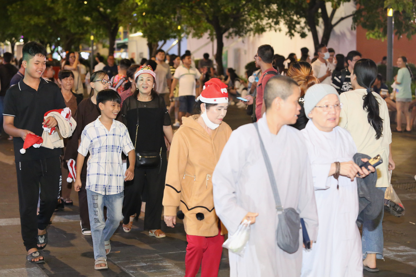 Bầu không khí hân hoan, sôi nổi lan tỏa tại khu vực trung tâm thành phố. Bầu không khí hân hoan, sôi nổi lan tỏa tại khu vực trung tâm thành phố.