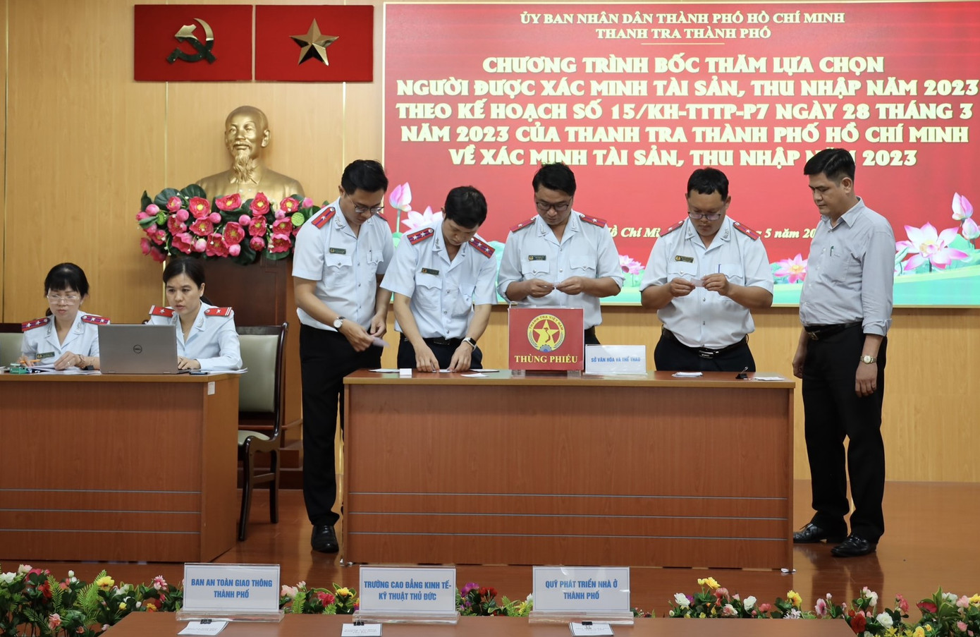 Thanh tra TPHCM thực hiện việc bốc thăm xác định người được xác minh tài sản, thu nhập ở các cơ quan, đơn vị. Ảnh: TTBC