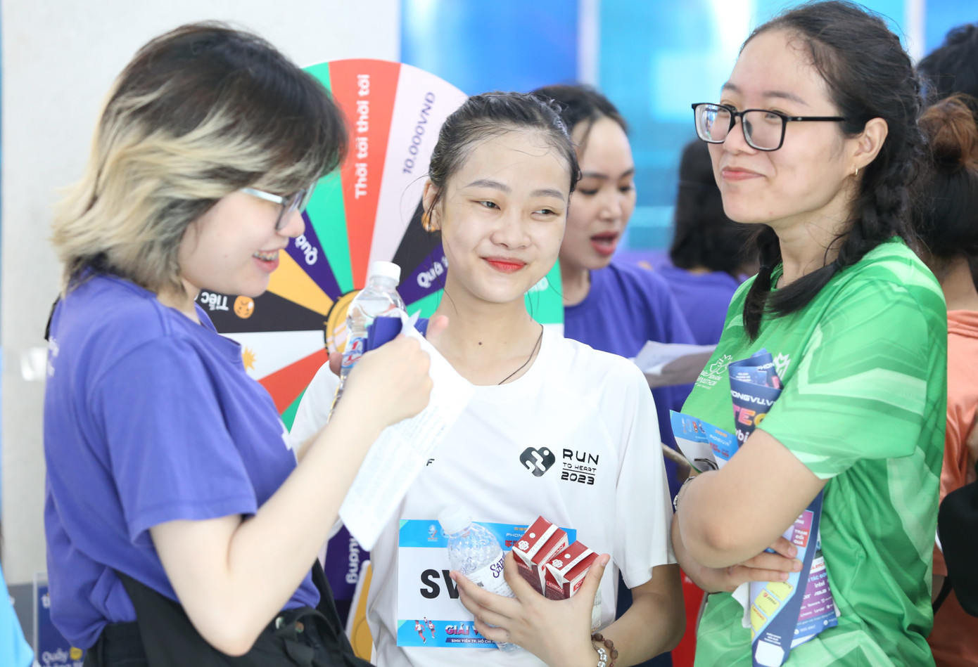 Bạn trẻ thích thú trải nghiệm và thu hoạch những điều mới mẻ cho bản thân. Ảnh: Ngô Tùng Bạn trẻ thích thú trải nghiệm và thu hoạch những điều mới mẻ cho bản thân. Ảnh: Ngô Tùng