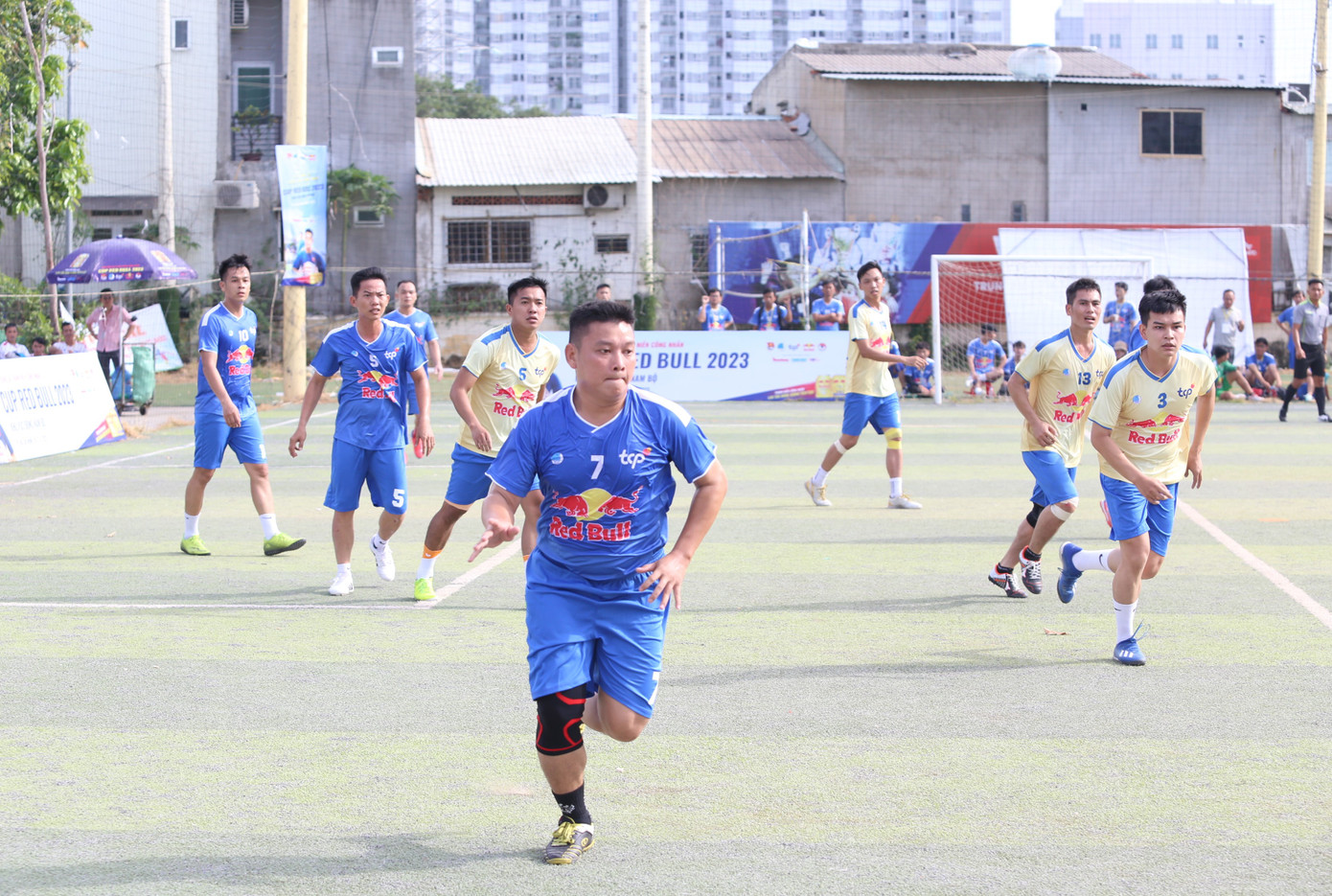 Dịp này, T.Ư Hội LHTN Việt Nam và đơn vị đồng hành cũng tổ chức giải bóng đá Thanh niên công nhân Cup Redbull 2023 – cụm Đông Nam bộ với sự tham gia tranh tài của 16 đội bóng. Dịp này, T.Ư Hội LHTN Việt Nam và đơn vị đồng hành cũng tổ chức giải bóng đá Thanh niên công nhân Cup Redbull 2023 – cụm Đông Nam bộ với sự tham gia tranh tài của 16 đội bóng.