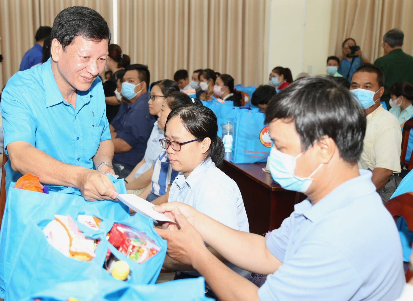 Sau buổi lễ, MTTQ phối hợp với các đơn vị và các địa phương tiến hành trao 1.400 phần quà còn lại đến tay các hộ gia đình chính sách, người lao động có hoàn cảnh khó khăn.