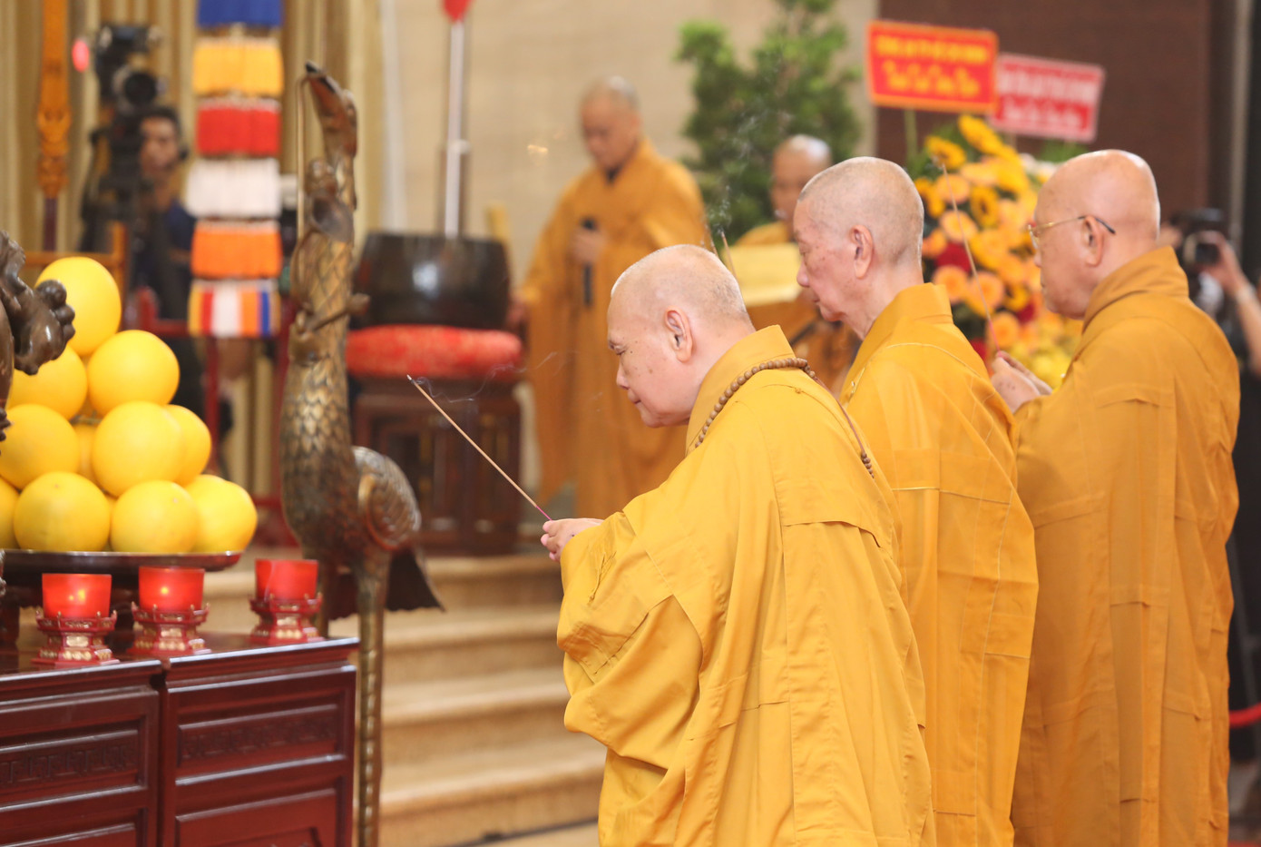 Đức Pháp chủ GHPGVN và Hoà thượng Chủ tịch Hội đồng trị sự Trung ương GHPGVN dâng hương tưởng niệm Bồ tát Thích Quảng Đức. Đức Pháp chủ GHPGVN và Hoà thượng Chủ tịch Hội đồng trị sự Trung ương GHPGVN dâng hương tưởng niệm Bồ tát Thích Quảng Đức.