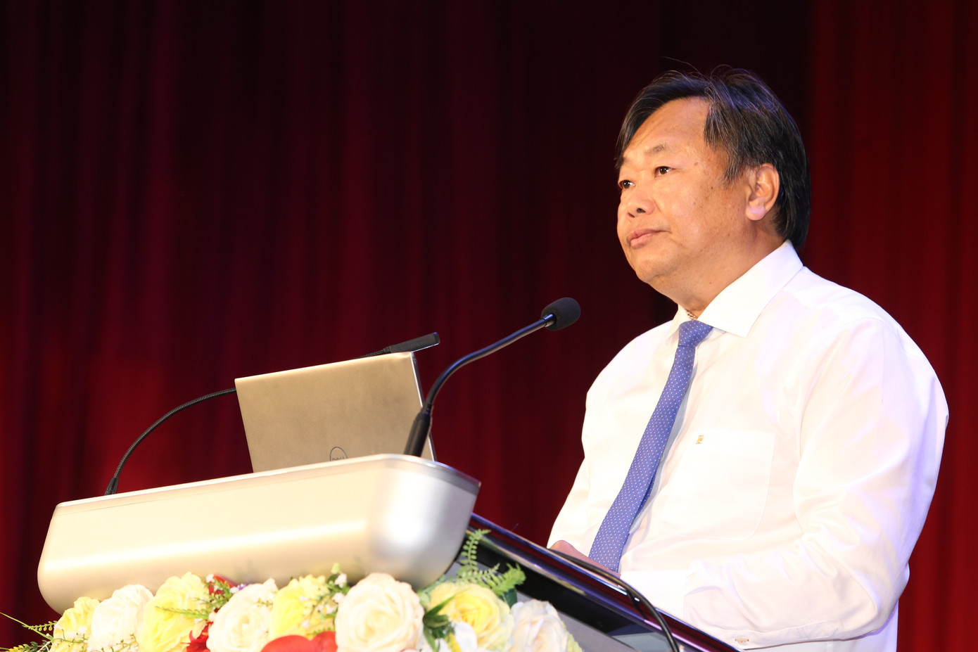 Tại buổi họp mặt, PGS.TS Nguyễn Quốc Dũng - Giám đốc Học viện Chính trị Khu vực II, đã thông tin về tình hình thời sự, đối ngoại của đất nước trong thời gian gần đây. Ảnh: Ngô Tùng