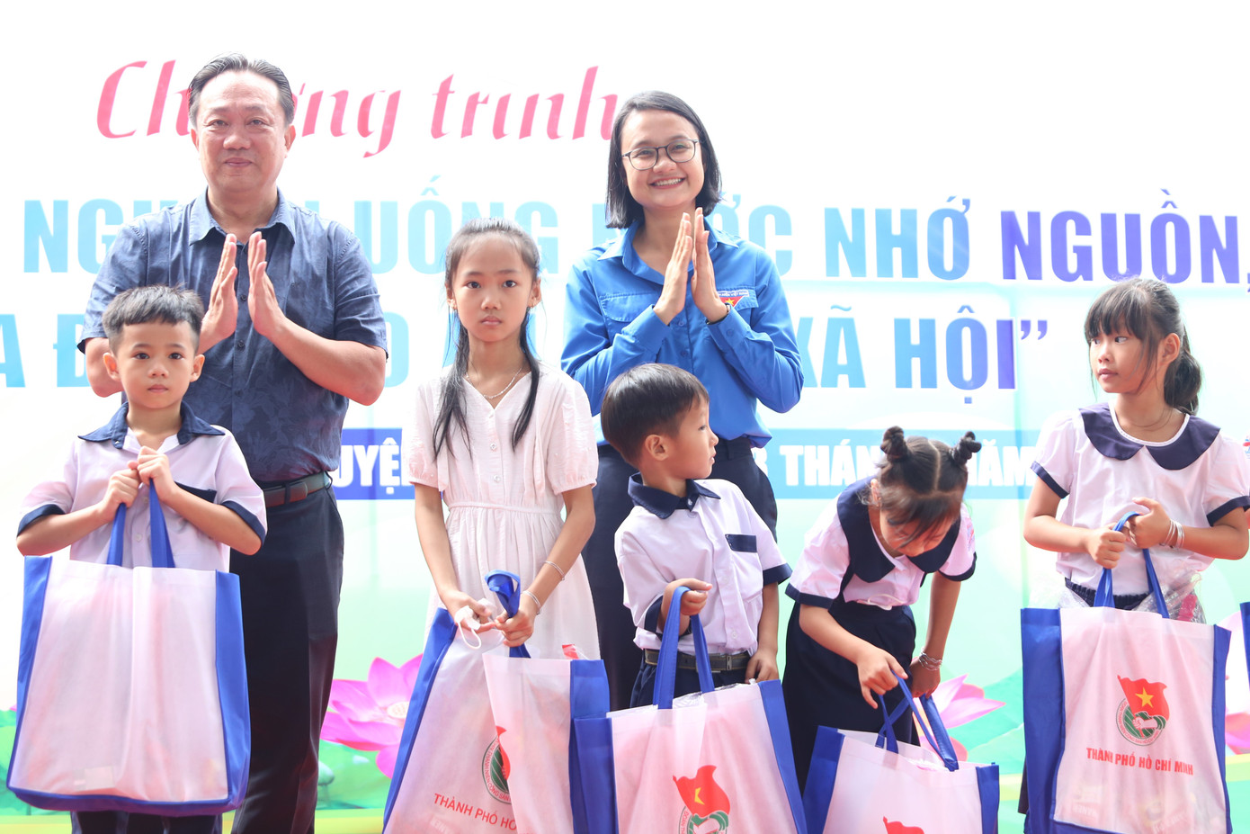 Tại chương trình, Đoàn Công an TPHCM phối hợp Đoàn Tổng Công ty Điện lực TPHCM trao tặng công trình “Thắp sáng tuyến đường nông thôn” (trị giá 20 triệu đồng) tại ấp Gò Nổi, xã An Nhơn Tây. Đoàn Tổng Công ty Tân Cảng Sài Gòn cũng hỗ trợ thực hiện công trình phục hồi di ảnh Mẹ Việt Nam anh hùng, gia đình chính sách trên địa bàn huyện Củ Chi. Đoàn Tổng Công ty Cấp nước Sài Gòn trao tặng 2 bồn rửa tay bánh xe mở nước bằng van chân đạp cho trường Tiểu học An Nhơn Tây. Trong ảnh: Chị Trần Thu Hà, Phó Bí thư Thành Đoàn, Chủ tịch Hội Sinh viên Việt Nam TPHCM (giữa) trao các phần quà cho thiếu nhi địa phương. Tại chương trình, Đoàn Công an TPHCM phối hợp Đoàn Tổng Công ty Điện lực TPHCM trao tặng công trình “Thắp sáng tuyến đường nông thôn” (trị giá 20 triệu đồng) tại ấp Gò Nổi, xã An Nhơn Tây. Đoàn Tổng Công ty Tân Cảng Sài Gòn cũng hỗ trợ thực hiện công trình phục hồi di ảnh Mẹ Việt Nam anh hùng, gia đình chính sách trên địa bàn huyện Củ Chi. Đoàn Tổng Công ty Cấp nước Sài Gòn trao tặng 2 bồn rửa tay bánh xe mở nước bằng van chân đạp cho trường Tiểu học An Nhơn Tây. Trong ảnh: Chị Trần Thu Hà, Phó Bí thư Thành Đoàn, Chủ tịch Hội Sinh viên Việt Nam TPHCM (giữa) trao các phần quà cho thiếu nhi địa phương.