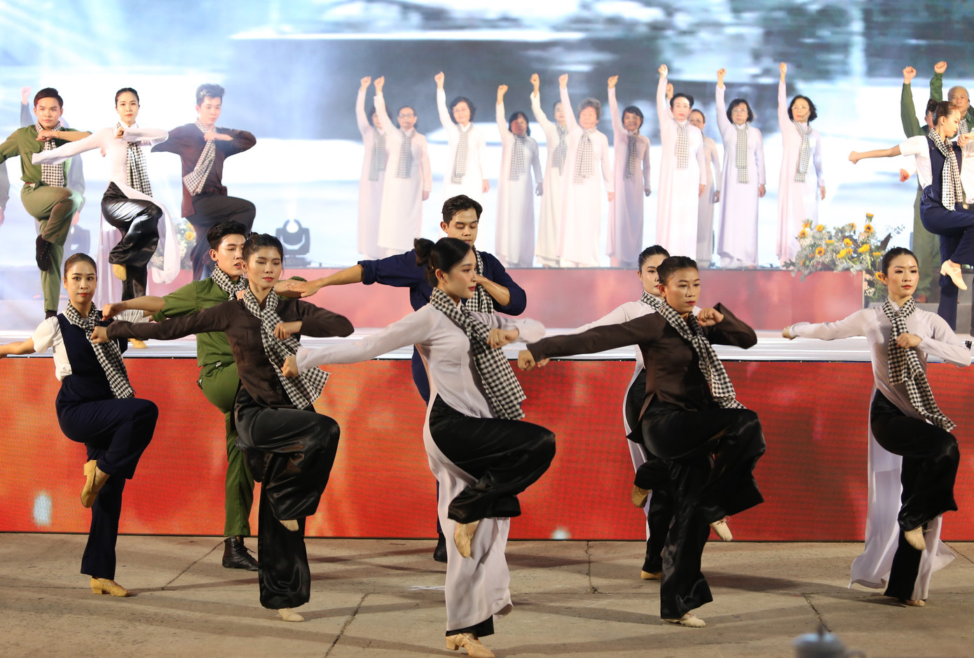 Các thành viên Câu lạc bộ Truyền thống Thành Đoàn cùng thế hệ trẻ góp tiết mục nghệ thuật tại chương trình.