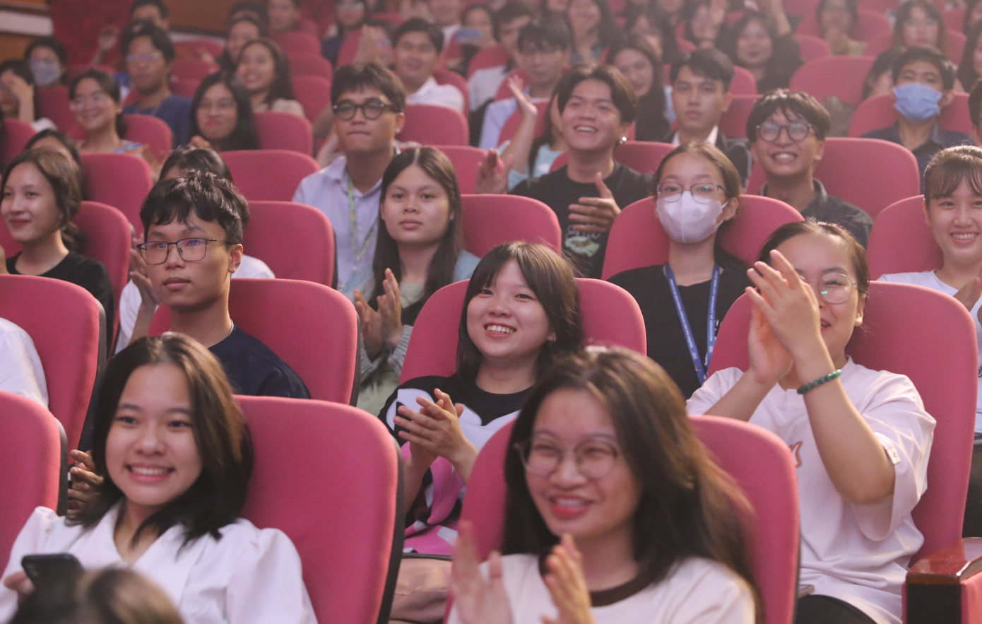 Đông đảo khán giả sinh viên dành những tràng pháo tay tán thưởng những tiết mục tham gia vòng lưu diễn.