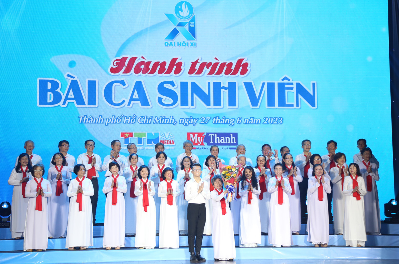 Ban Tổ chức chương trình tặng hoa cám ơn sự đồng hành, tham gia của các cô chú CLB Truyền thống Thành Đoàn. Ban Tổ chức chương trình tặng hoa cám ơn sự đồng hành, tham gia của các cô chú CLB Truyền thống Thành Đoàn.